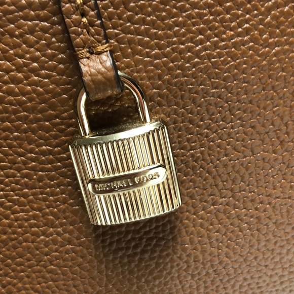 SOLD Like New Michael Kors Saffiano Leather Handbag - Picture 3 of 14